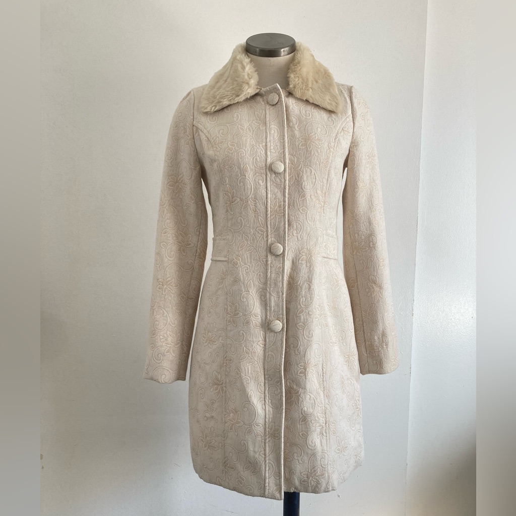 Elegant Cream Coat With Faux Fur Collar